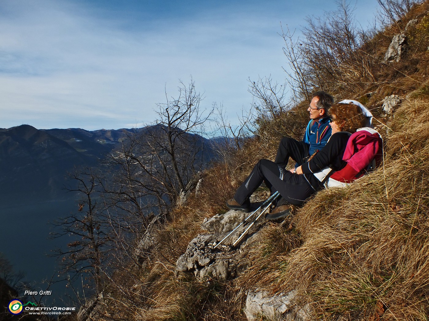 36 Un attimo di respiro a picco sul lago ammirando il panorama .JPG